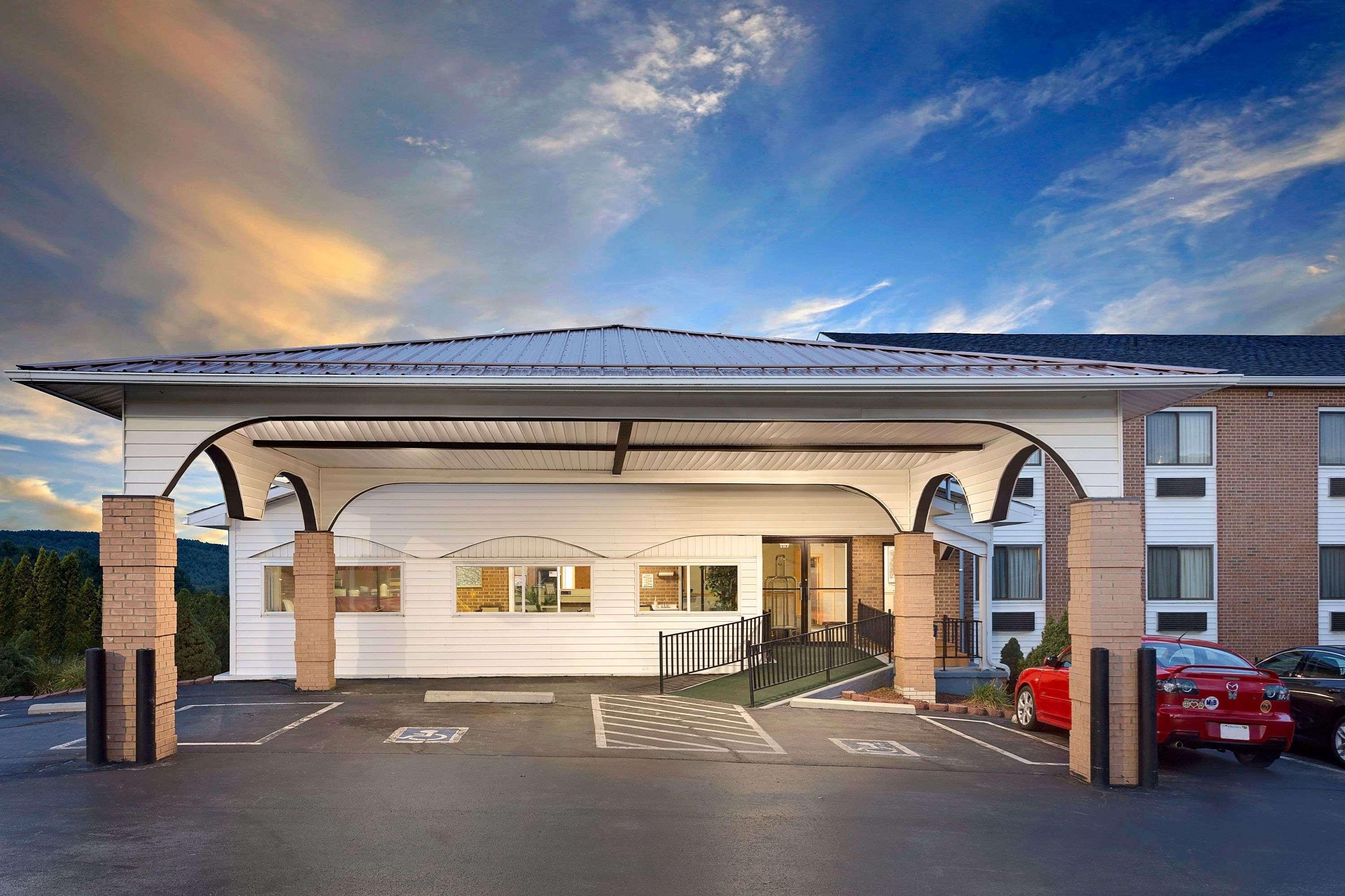 Super 8 by Wyndham Hillsville Exteriör bild
